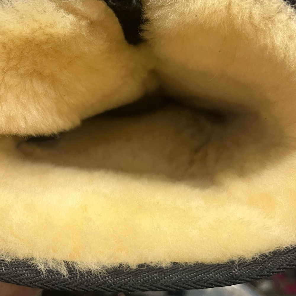 UGG - Picture 6 of 11